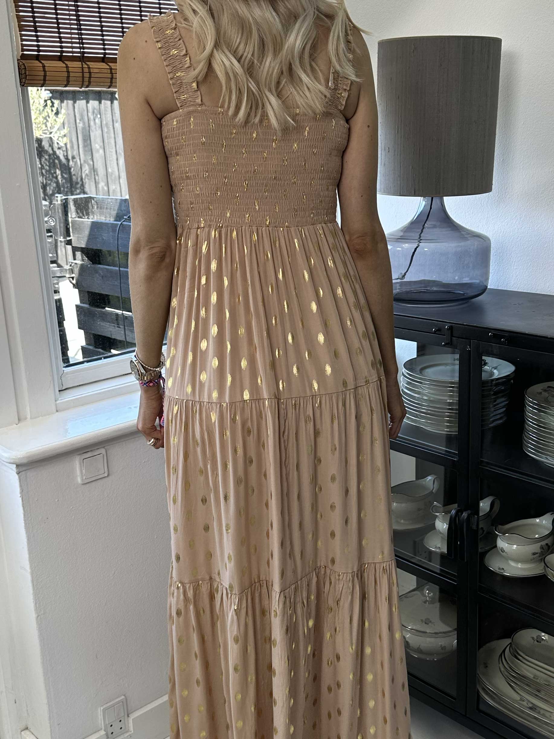 Emma - Lang kjole med smock henover brystet og guld detaljer